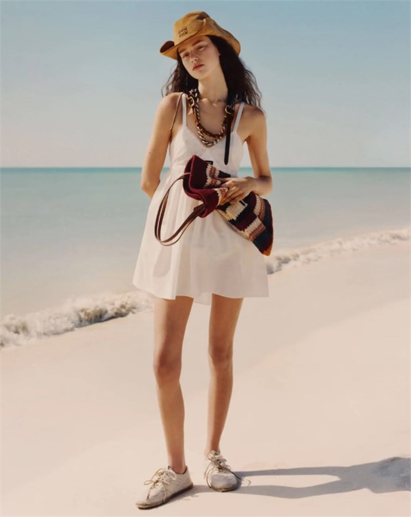 Miu Miu 2026夏季大片：踏入浅滩，邂逅夏日的松弛诗章