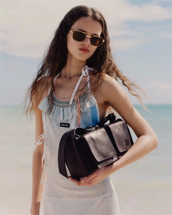 Miu Miu 2026夏季大片：踏入浅滩，邂逅夏日的松弛诗章