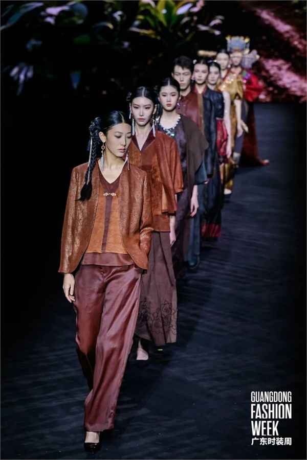 秀工莨作惊艳亮相广东时装周，发布““莨作.秘境”系列”