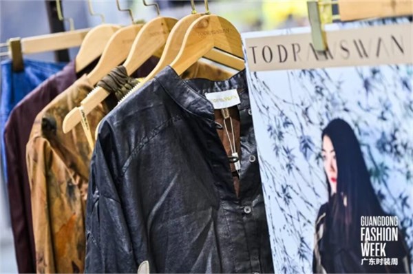 岭南丝韵焕新裳，广东香云纱释放时尚魅力