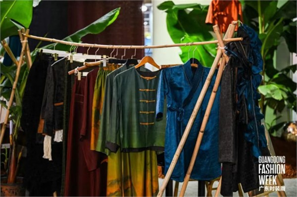 岭南丝韵焕新裳，广东香云纱释放时尚魅力
