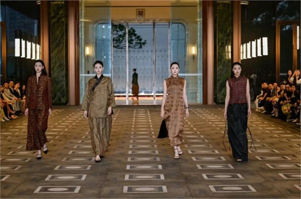 岭南丝韵焕新裳，广东香云纱释放时尚魅力