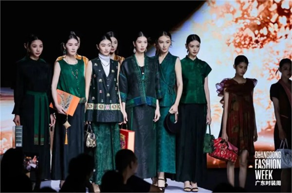 岭南丝韵焕新裳，广东香云纱释放时尚魅力