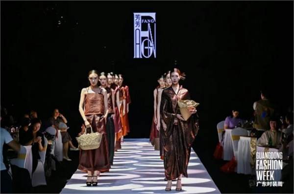 岭南丝韵焕新裳，广东香云纱释放时尚魅力