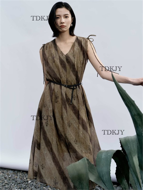 汀丁可26连衣裙美学｜以勃艮第红为底色，书写复古通勤的诗意叙事