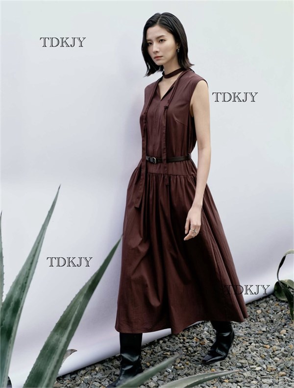 汀丁可26连衣裙美学｜以勃艮第红为底色，书写复古通勤的诗意叙事