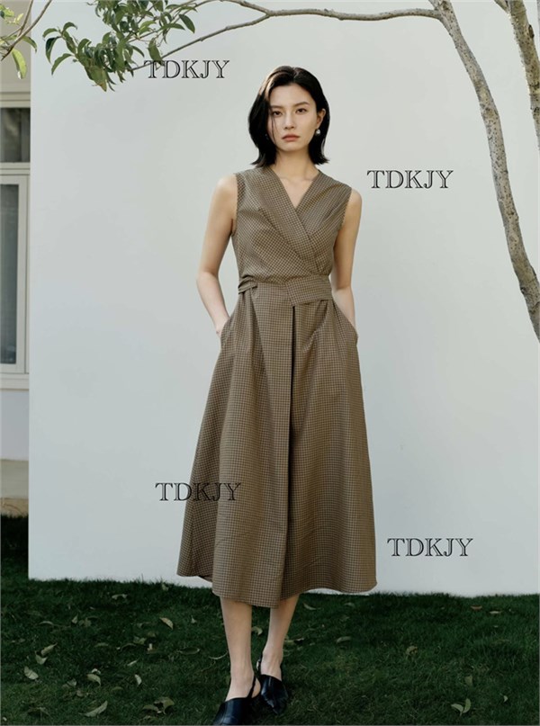 汀丁可26连衣裙美学｜以勃艮第红为底色，书写复古通勤的诗意叙事