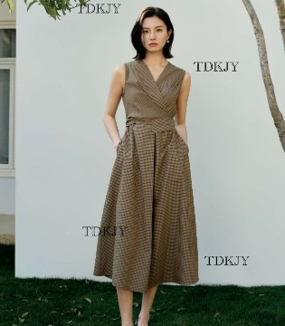 汀丁可26连衣裙美学｜以勃艮第红为底色，书写复古通勤的诗意叙事