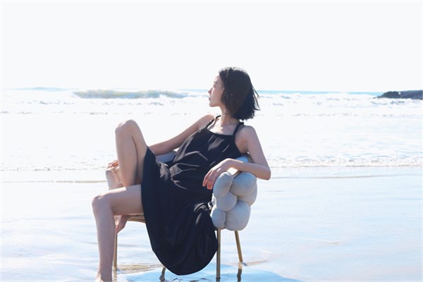 荣子女装五一度假新章｜黑吊带裙：极简与慵懒的海岸诗行