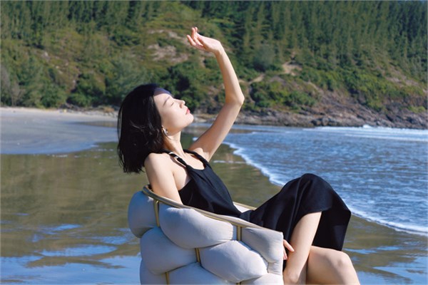 荣子女装五一度假新章｜黑吊带裙：极简与慵懒的海岸诗行