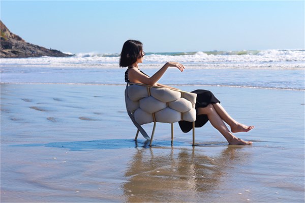 荣子女装五一度假新章｜黑吊带裙：极简与慵懒的海岸诗行