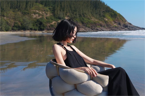 荣子女装五一度假新章｜黑吊带裙：极简与慵懒的海岸诗行