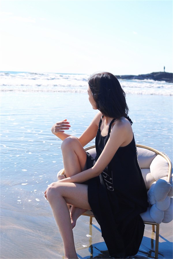 荣子女装五一度假新章｜黑吊带裙：极简与慵懒的海岸诗行