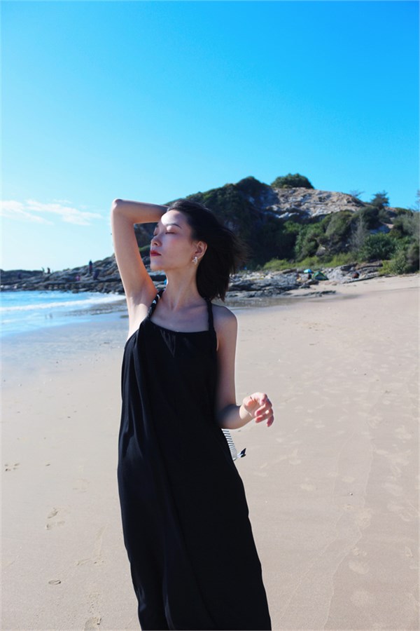 荣子女装五一度假新章｜黑吊带裙：极简与慵懒的海岸诗行