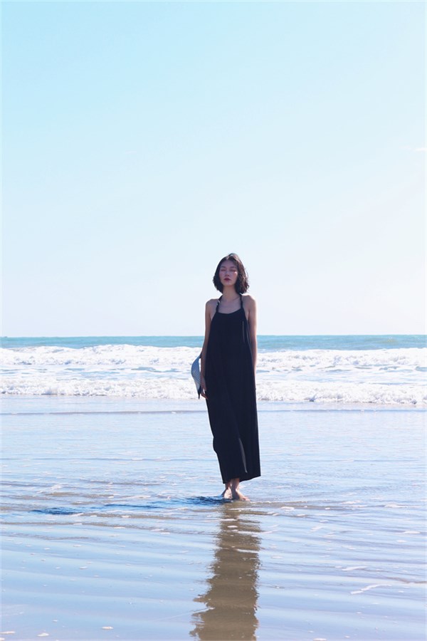 荣子女装五一度假新章｜黑吊带裙：极简与慵懒的海岸诗行