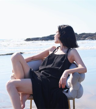 荣子女装,五一度假新章,黑吊带裙,极简与慵懒,海岸诗行