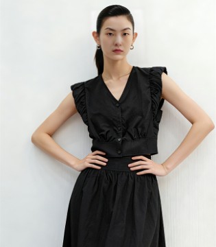 婕依妮2026夏季新款：以黑为墨，勾勒气质高级感穿搭画卷