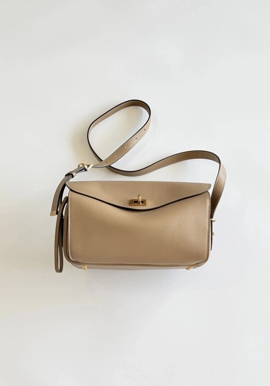 巴黎世家LE7新品：时尚先锋的革新宣言，重塑潮流新秩序