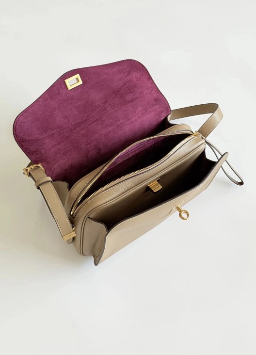 巴黎世家LE7新品：时尚先锋的革新宣言，重塑潮流新秩序