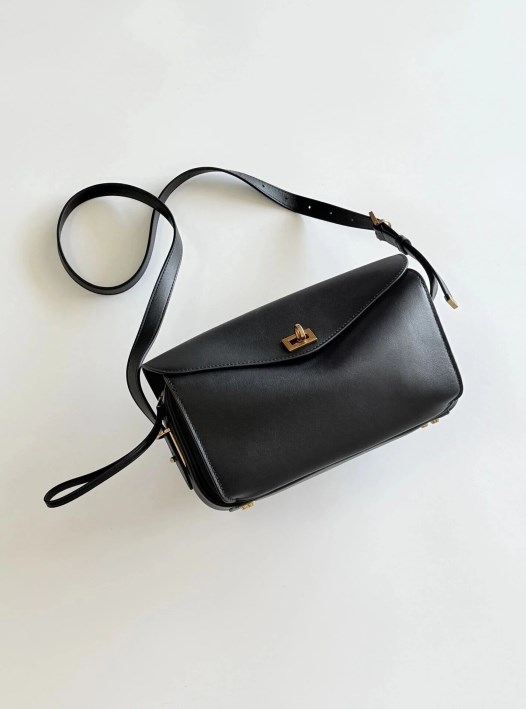 巴黎世家LE7新品：时尚先锋的革新宣言，重塑潮流新秩序