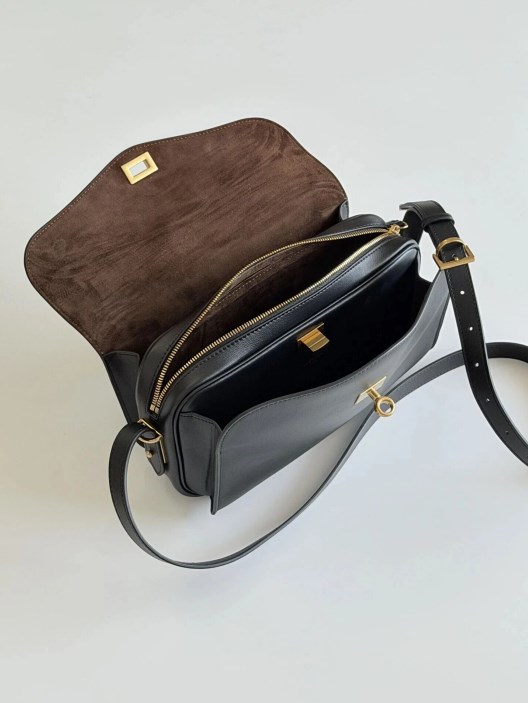 巴黎世家LE7新品：时尚先锋的革新宣言，重塑潮流新秩序