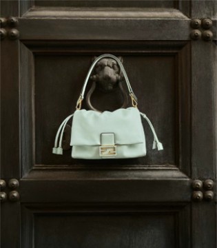 FENDI母亲节特别企划｜以手袋为笺，书写爱的絮语