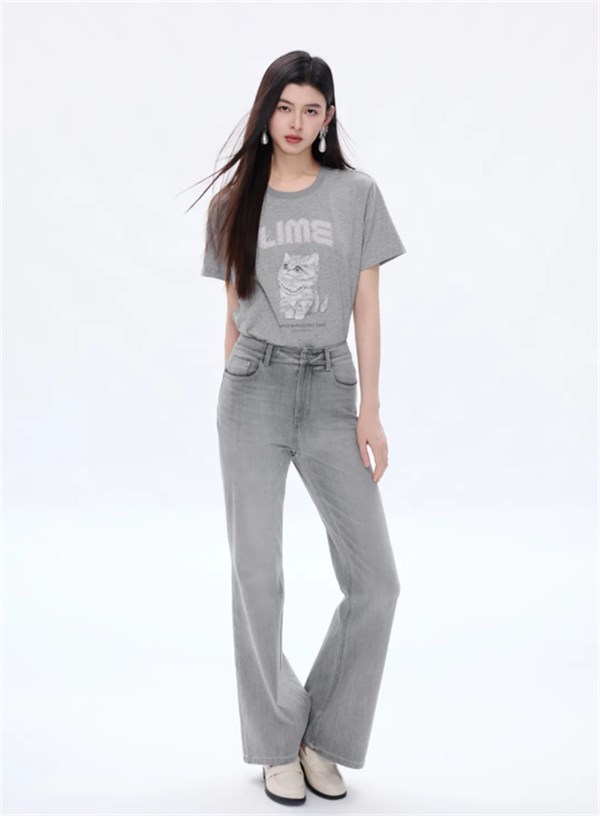 棕影漫行，夏韵成诗