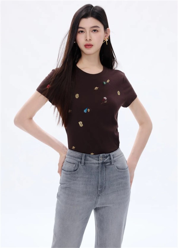 棕影漫行，夏韵成诗