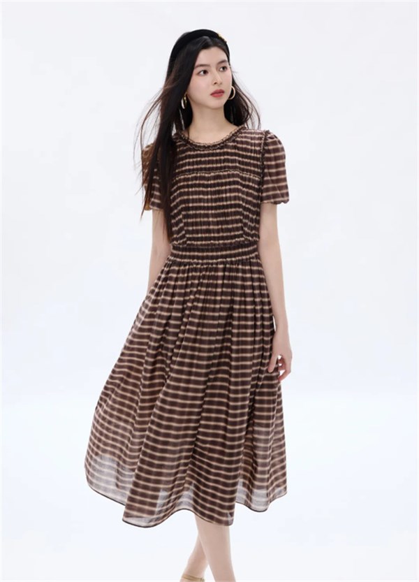 棕影漫行，夏韵成诗