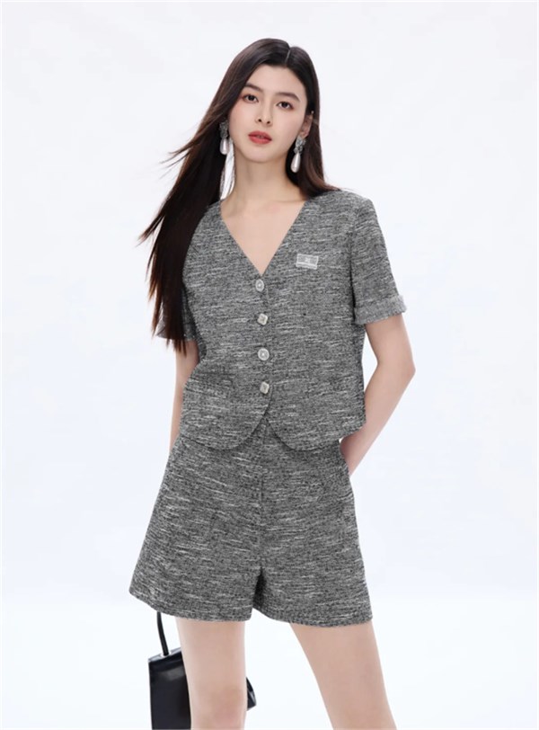 棕影漫行，夏韵成诗