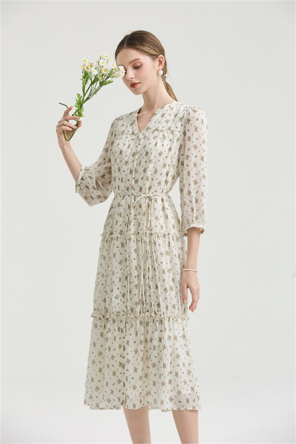 艾丽哲2026夏季碎花连衣裙：把盛夏的诗意穿在身上