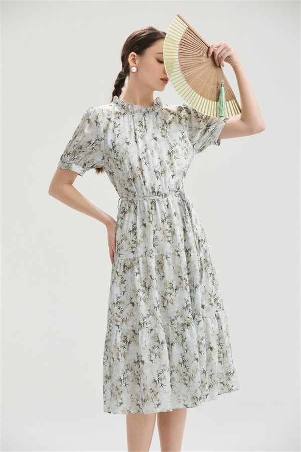 艾丽哲2026夏季碎花连衣裙：把盛夏的诗意穿在身上