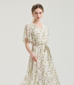 艾丽哲2026夏季碎花连衣裙：把盛夏的诗意穿在身上