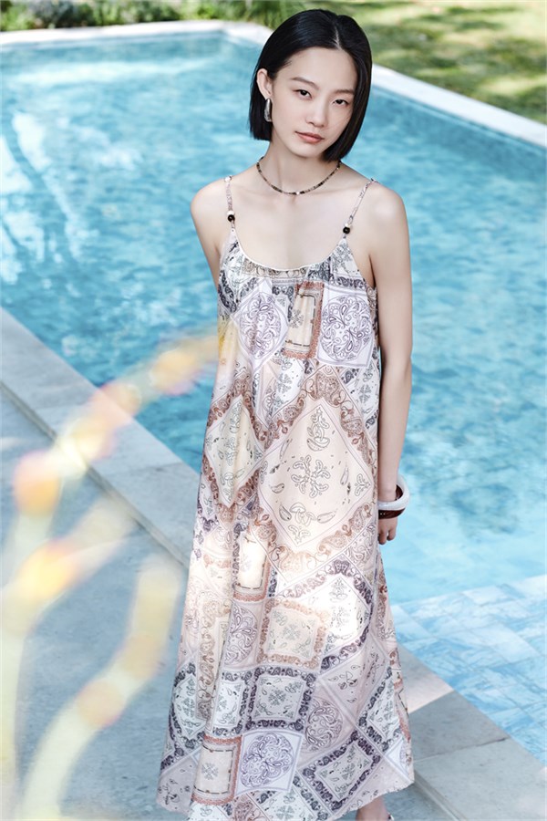百图(betu)假期穿搭指南：民族印花吊带裙，解锁波西米亚风女神的夏日狂想曲