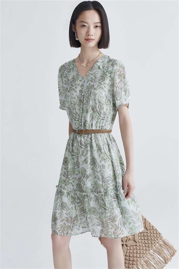 百图(betu)假期穿搭指南：民族印花吊带裙，解锁波西米亚风女神的夏日狂想曲