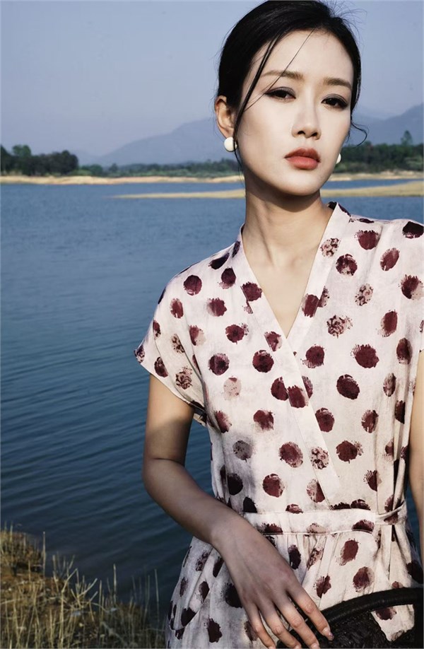 底色女装｜2026夏日法式诗篇：米杏酒红波点裙，度假的浪漫