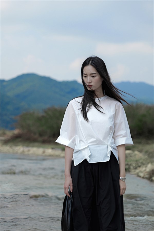 堓上女装品牌2026夏天，从一件衬衫开始变轻