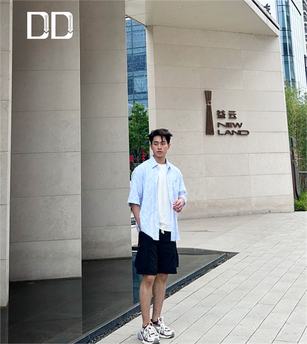 DD男装  · 衬衫是态度，T恤是自由，男人的夏天只需要这两件