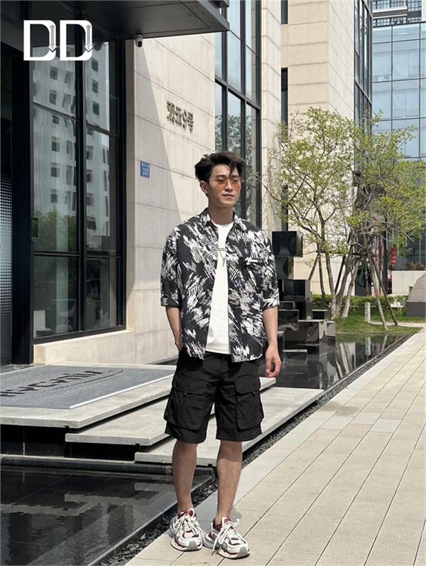 DD男装  · 衬衫是态度，T恤是自由，男人的夏天只需要这两件