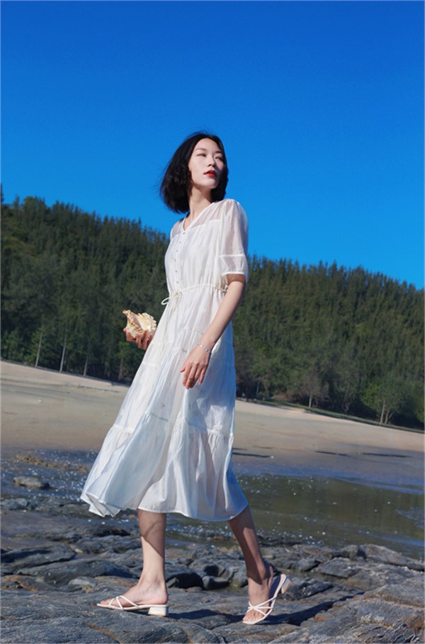 荣子女装｜端午赴海而行，一袭长裙邂逅碧海晴空