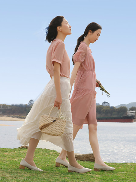 荣子女装品牌2025夏季