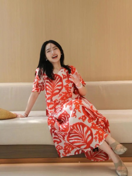 雷迪尔恒(LADYERHENG)V领印花高级优雅连衣裙2025夏季新款