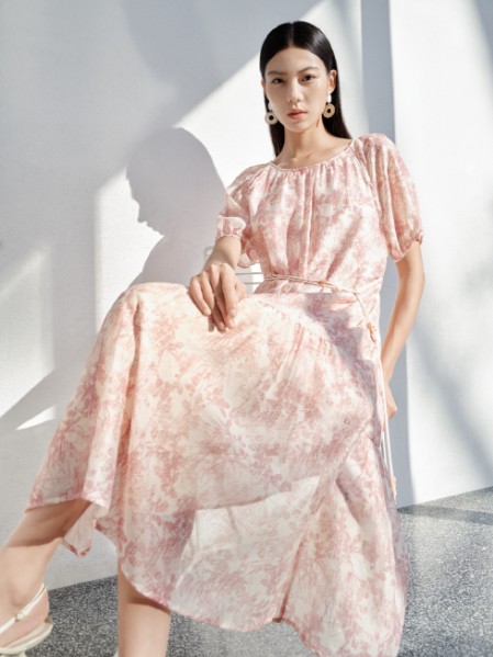 欧莎莉格(O.S.L.G)女装露无袖碎花飘逸度假风连衣裙2025夏季新款