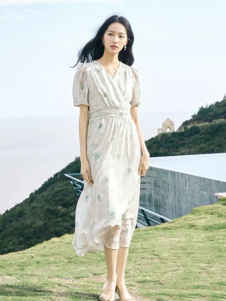 丝雨桐(SIYUTN)女装气质温柔碎花连衣裙2025夏季新款