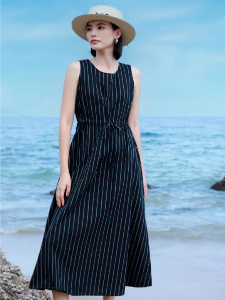 墨曲(MOQU)女装文艺简约舒适女装2025夏季新款