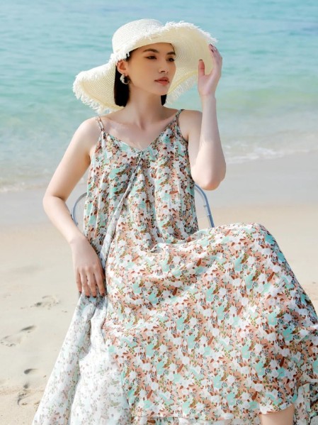 墨曲(MOQU)女装碎花度假风连衣裙2025夏季新款