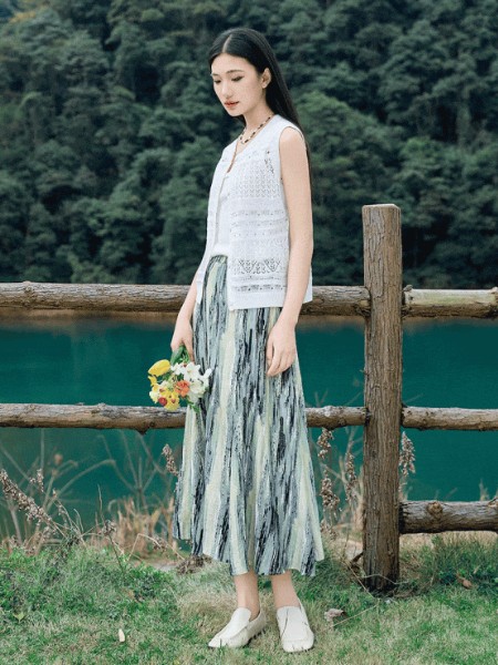 诗萌服饰女装时尚气质碎花修身度假风长款连衣裙2025新品