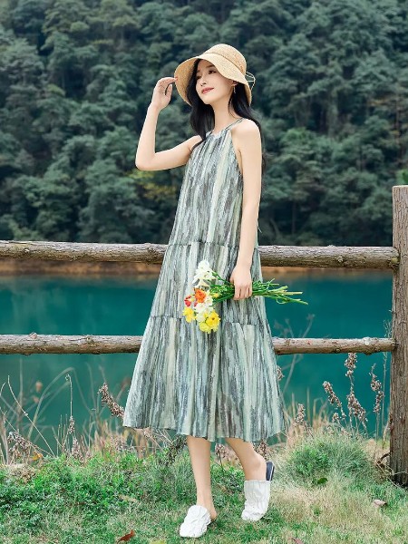 诗萌服饰女装时尚气质碎花修身度假风长款连衣裙2025新品
