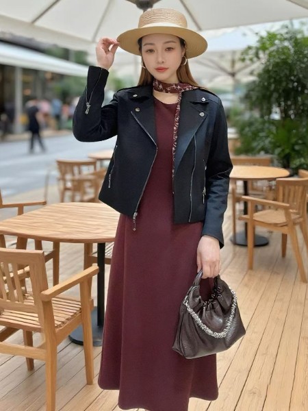 DU迪如女装品牌枣红色复古气质优雅显瘦连衣裙2025秋季新品