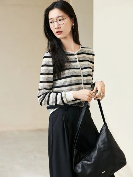 艾凸苏希(Aitoo.Suxi)女装品牌休闲蝴蝶结圆领针织衫2025新款时尚